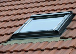 Installation de fenêtres de toit par un couvreur à Pessac