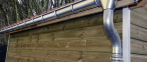 Installation professionnelle de gouttières en aluminium gouttières sur mesure, matériau durable, résistant à la corrosion, couvreur spécialisé