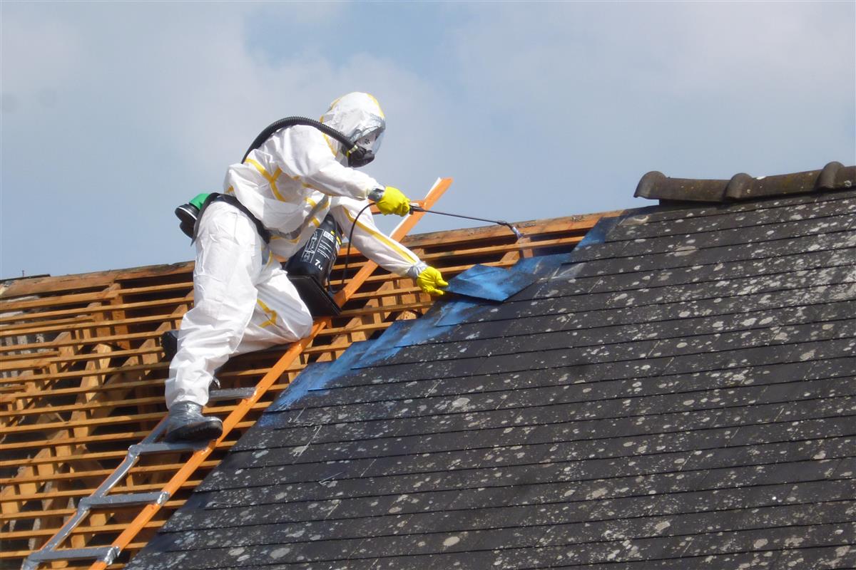Service de désamiantage par couvreur professionnel en Gironde